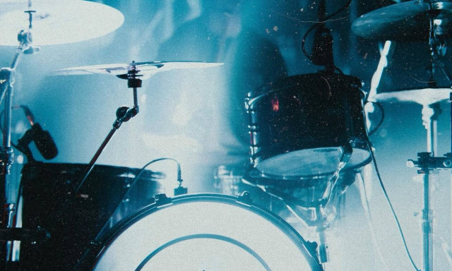 Σάλος με μέλος ελληνικού συγκροτήματος – Καταγγελίες «φωτιά» για παιδοφιλία