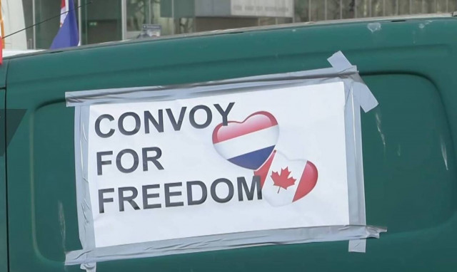 Ολλανδία: Ένα κομβόι κατά των υγειονομικών περιορισμών έχει αποκλείσει το κέντρο της Χάγης