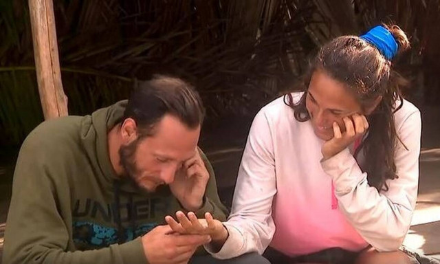 Survivor: Κατσαούνης και Ασημίνα ήρθαν κοντά - «Τον βάζω κάθε βράδυ να με χαϊδεύει» (video)