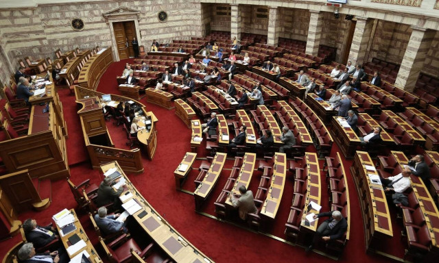 Οι παροχές, οι δημοσιονομικοί στόχοι και τα σενάρια για πρόωρες κάλπες