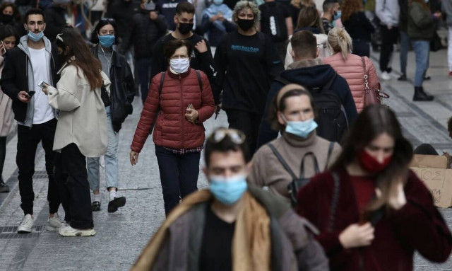 Έρχεται το τέλος της μάσκας στους εξωτερικούς χώρους - Το 50% ήδη δεν τις φοράει