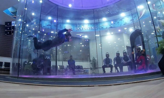 Εκπαίδευση Ελλήνων κομμάντο στον εξομοιωτή ελευθέρας πτώσεως της Αιγύπτου