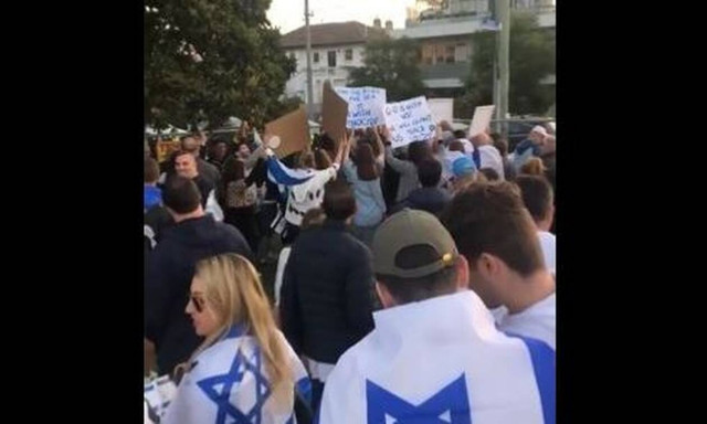 Κομβόι διαμαρτυρίας και στο Ισραήλ - «Η ελευθερία δεν μοιάζει έτσι», γράφουν στα πλακάτ