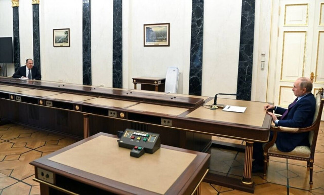 Πιο μακριά και από τον Μακρόν: Ο Πούτιν έβαλε τον Λαβρόφ σε τραπέζι… σιδηρόδρομο (pics)