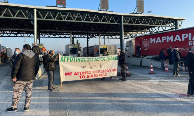 Στα διόδια Μοσχοχωρίου οι αγρότες από το μπλόκο της Νίκαιας – Άνοιξαν συμβολικά τις μπάρες