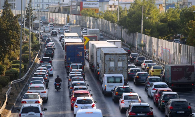 Κίνηση: Μετ’ εμποδίων η κυκλοφορία στον Κηφισό – Καθυστερήσεις στην Αττική Οδό