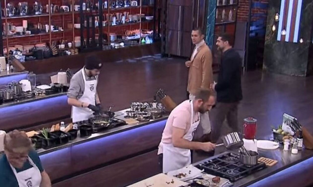 Master Chef: To τραγούδι και το πουκάμισο του Κοντιζά έκλεψε την παράσταση στο πρώτο mystery box