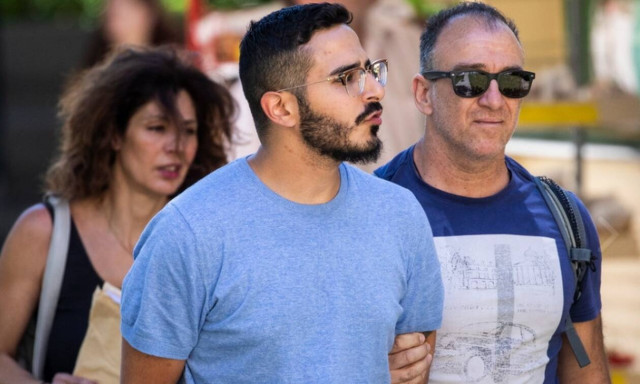 Ο απατεώνας με τα χίλια πρόσωπα που συνελήφθη στην Ελλάδα και έγινε σειρά στο Netflix