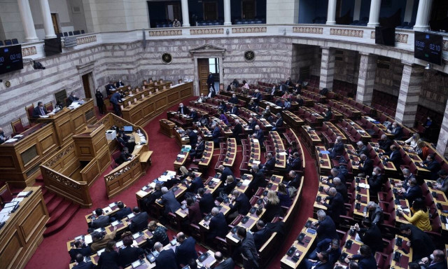 Σκληρή κόντρα ΣΥΡΙΖΑ - ΚΙΝΑΛ: Αλληλοκατηγορίες Σκουρλέτη -Γιαννακοπούλου για τον eΕΦΚΑ