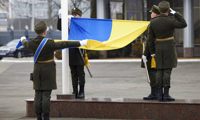 Ουκρανική κρίση: Οι Ουκρανοί σηκώνουν σε όλη τη χώρα τη σημαία τους - «Δεν φοβόμαστε κανέναν»
