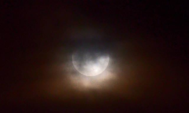 Πανσέληνος του χιονιού: Μαγευτικές εικόνες από το τελευταίο φεγγάρι του χειμώνα