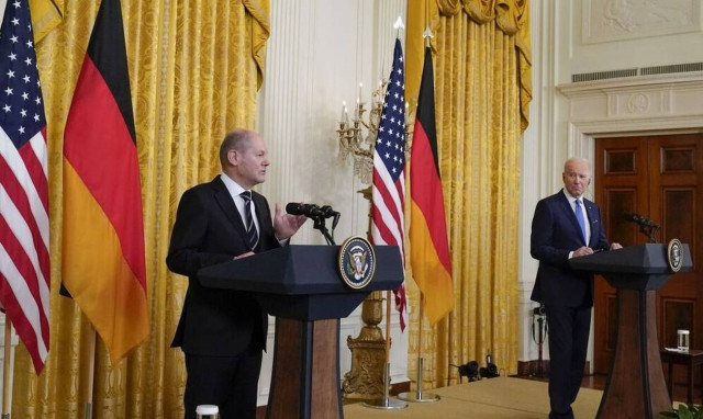 Κρίσιμη επικοινωνία Μπάιντεν - Σολτς για τη ρωσοουκρανική κρίση