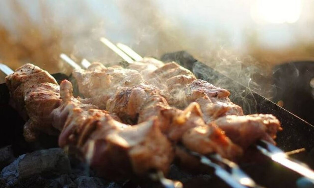 Τσικνοπέμπτη 2022: Τα μέτρα σε ταβέρνες και εστιατόρια