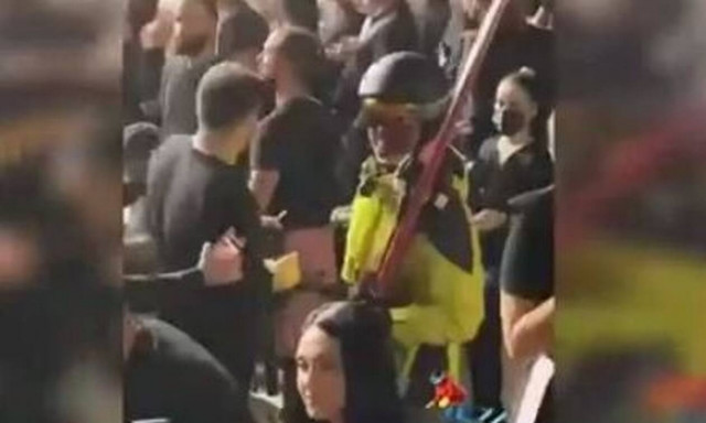 Πήγε να διασκεδάσει στον Βέρτη φορώντας στολή και πέδιλα του σκι