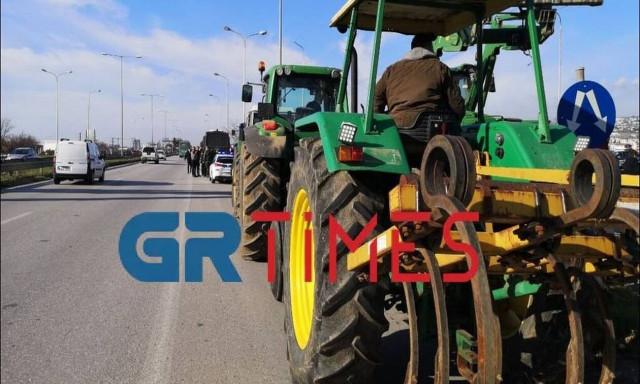 Θεσσαλονίκη: Στον κόμβο της Θέρμης οι αγρότες με δεκάδες τρακτέρ