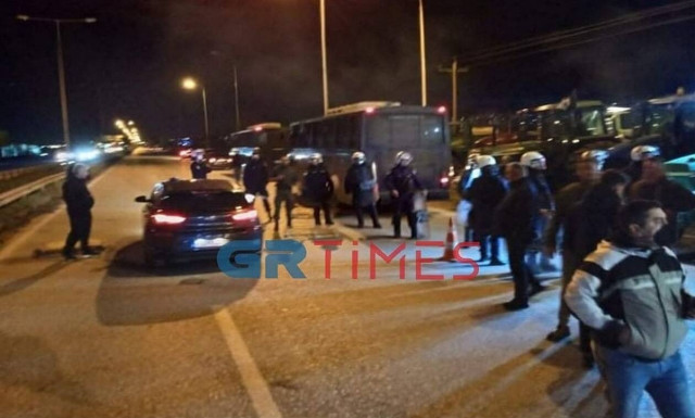 Κόμβος Θέρμης: Ένταση και «κλεφτοπόλεμος» με τους αγρότες - Έκλεισαν για λίγο τη Μουδανιών