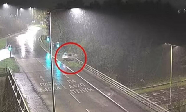 H στιγμής της πτώσης οχήματος από γέφυρα 7 μέτρων στη Βρετανία: Νεκρή μια 28χρονη