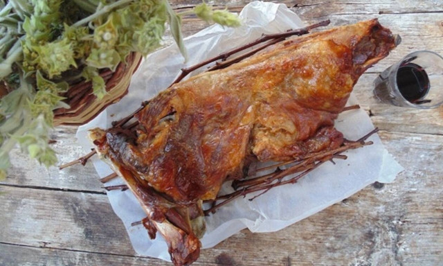 Το πιο λιγουρευτικό ψήσιμο σε αρνί που είδαμε σήμερα