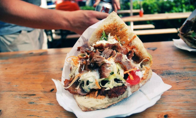 Τι τρώνε οι φιλάθλοι των ομάδων σε όλο τον κόσμο στα γήπεδα