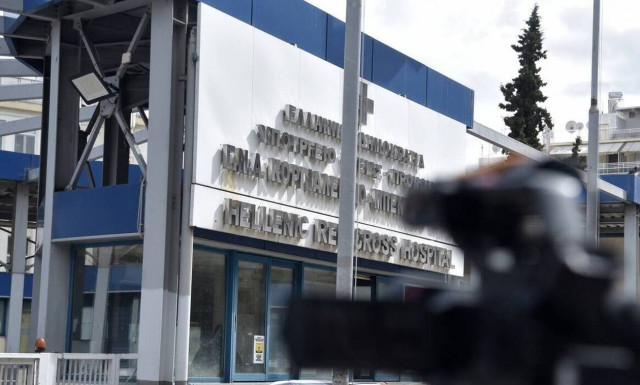 Συναγερμός στον Ερυθρό Σταυρό: Γυναίκα απειλεί να πέσει από την ταράτσα του νοσοκομείου