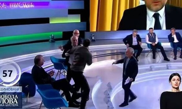 Ουκρανία: Χαμός στον «αέρα» - Δημοσιογράφος γρονθοκόπησε live φιλορώσο πολιτικό