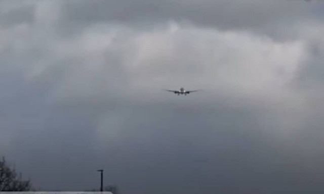 Βρετανία: Η στιγμή που αεροπλάνο «παλεύει» με τη θύελλα Γιούνις για να προσγειωθεί (video)