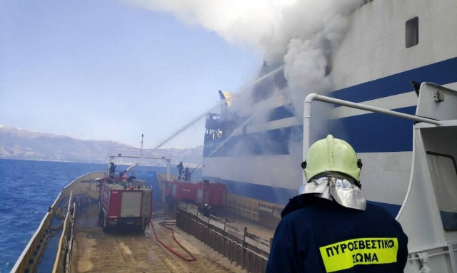 Euroferry Olympia: Συνεχίζει να κατακαίγεται – Μπαίνει ειδική ομάδα για να βρει αγνοούμενους
