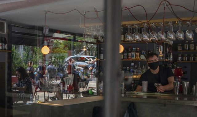 Άρση μέτρων: Τι ισχύει από σήμερα σε καφέ, μπαρ, εστιατόρια, γήπεδα