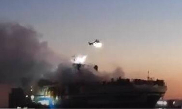 Euroferry Olympia: Νέο συγκλονιστικό βίντεο – Η στιγμή που διασώστης μπαίνει στο πλοίο