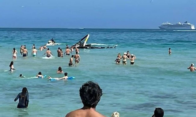 Μαϊάμι: Ελικόπτερο συνετρίβη σε απόσταση αναπνοής από παραλία με λουόμενους (Βίντεο)