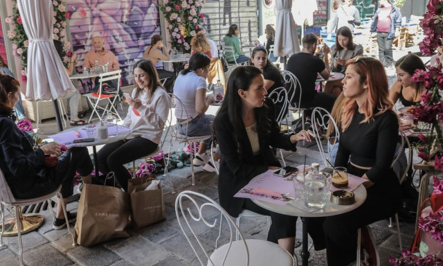 Η ακρίβεια φέρνει παράταση στο μέτρο του μειωμένου ΦΠΑ σε καφέ, μεταφορές, τουρισμό