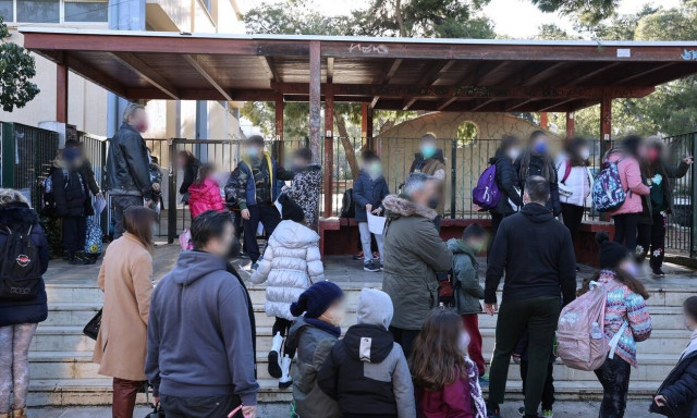 ΕΟΔΥ: Τα μέτρα στα σχολεία απέτρεψαν την έξαρση της μετάλλαξης Όμικρον στους μαθητές