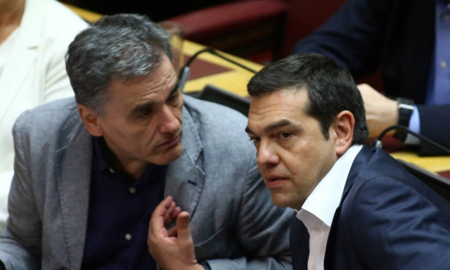 Να τα «μαζέψει» για την «αστική αυτοπεποίθηση» και την «ανασφάλεια» Τσίπρα, επιχειρεί ο Τσακαλώτος