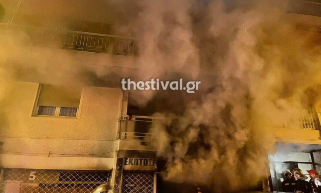 Θεσσαλονίκη: Συναγερμός στην πυρσβεστική για φωτιά σε ισόγειο κατάστημα