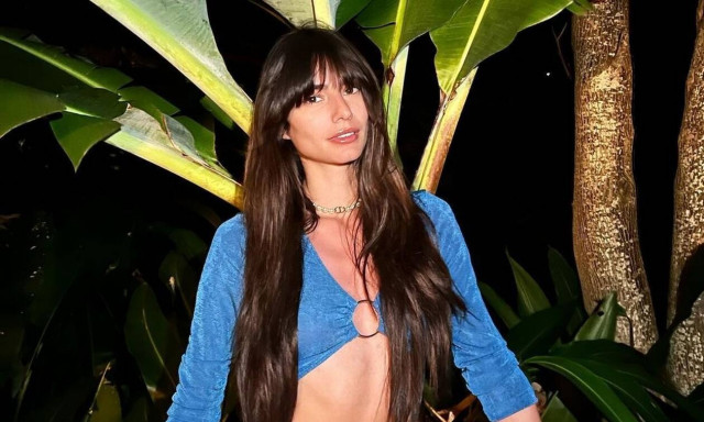 Ηλιάνα Παπαγεωργίου: Μοιράζει ξανά «εγκεφαλικά» - Καλύπτει τα επίμαχα σημεία μόνο με φύλλα (pics)