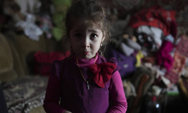 Ουκρανία: Γιατί οι γονείς στέλνουν στο σχολείο τα παιδιά τους με αυτοκόλλητα στα ρούχα;