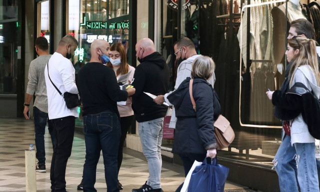 Καμία απόφαση για τις μάσκες στους εξωτερικούς χώρους