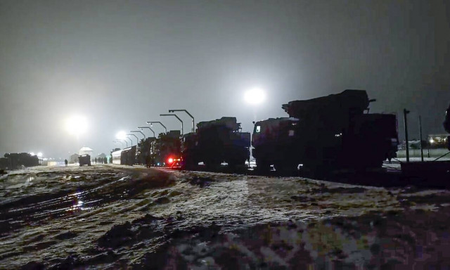 Bild: Ρωσικές ειδικές δυνάμεις χωρίς διακριτικά κινούνται προς τα σύνορα με την Ουκρανία