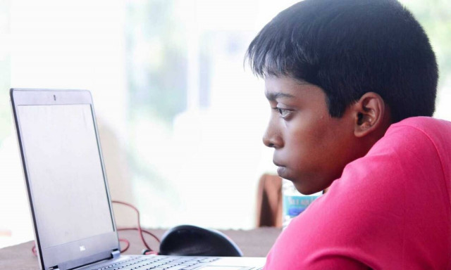 Ένας 16χρονος Ινδός κέρδισε στο σκάκι το νούμερο ένα στον κόσμο Magnus Carlsen (photos)