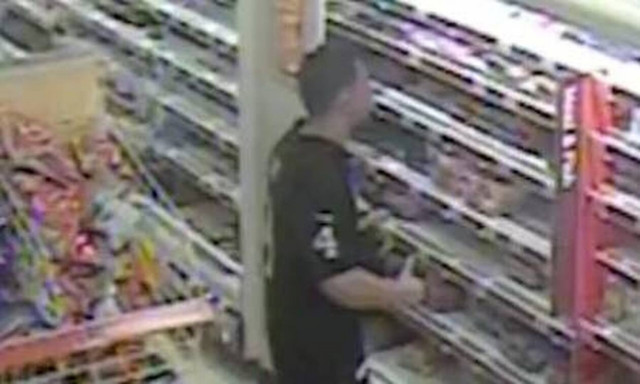 Bίντεο ντοκουμέντο: Άνδρας σε σούπερ μάρκετ κάνει ένεση με το αίμα του σε τρόφιμα