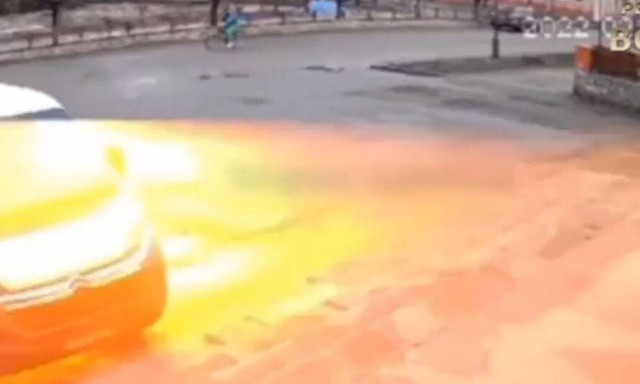 Πόλεμος στην Ουκρανία: Η στιγμή που βλήμα χτυπάει ποδηλάτη και βρίσκει ακαριαίο θάνατο