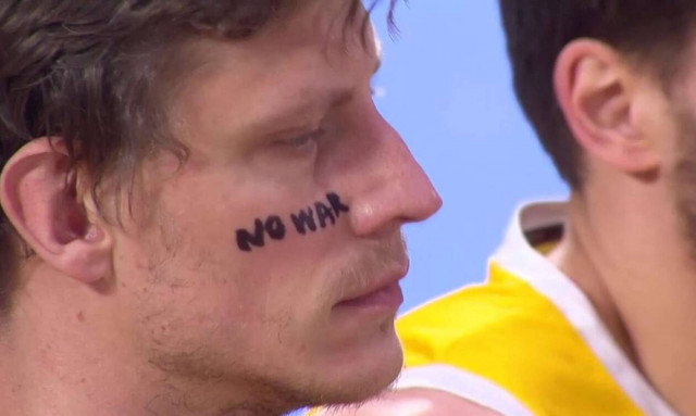 Πόλεμος στην Ουκρανία: «Σταματήστε τον πόλεμο» το μήνυμα στα ευρωπαϊκά παρκέ