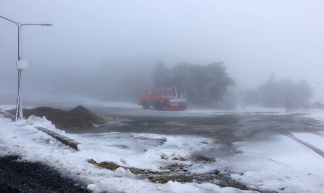 Καιρός τώρα: Χιονίζει στην Αττική - Ποιοι δρόμοι είναι κλειστοί