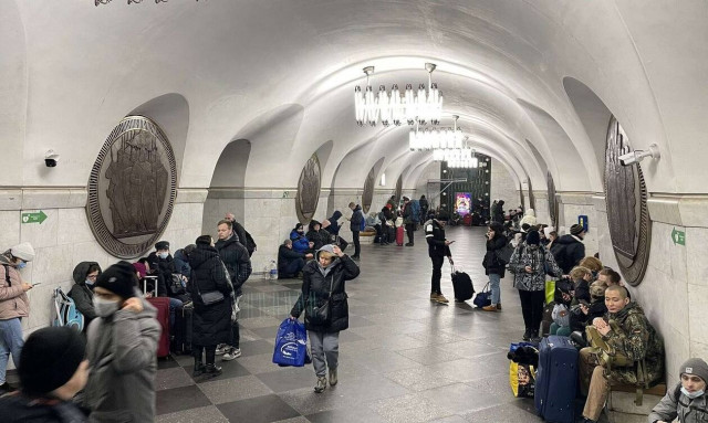 Πόλεμος στην Ουκρανία: Στους σταθμούς του μετρό του Κιέβου βρίσκει καταφύγιο ο άμαχος πληθυσμός