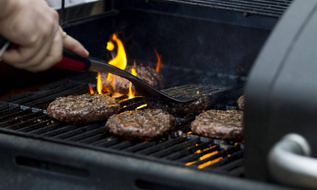 Το εργαλείο που θα κάνει το άναμμα του κάρβουνου παιχνιδάκι