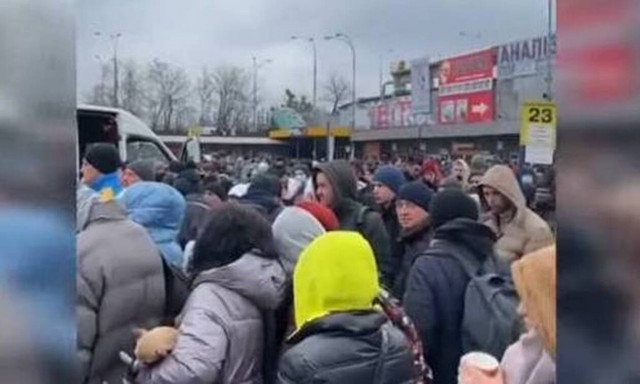 Πόλεμος στην Ουκρανία: Τρομοκρατημένοι οι Ουκρανοί εγκαταλείπουν με κάθε μέσο τη χώρα