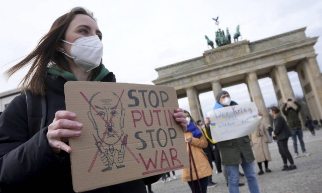 Πόλεμος στην Ουκρανία: Διαδηλώσεις υπέρ της ειρήνης- Καίνε ρωσικά διαβατήρια