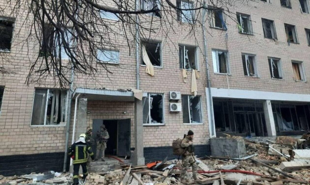 Πόλεμος στην Ουκρανία: Νέα βίντεο από τον ρωσικό βομβαρδισμό - Στις φλόγες κτήρια και εγκαταστάσεις