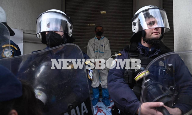 ΠΟΕΔΗΝ: Συνελήφθη απεργός πείνας έξω από το υπουργείο Υγείας – Είναι υγειονομικός σε αναστολή