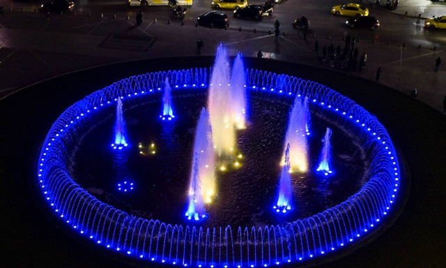 Στα χρώματα της Ουκρανίας το συντριβάνι της Ομόνοιας και η Τεχνόπολη στο Γκάζι (photos)